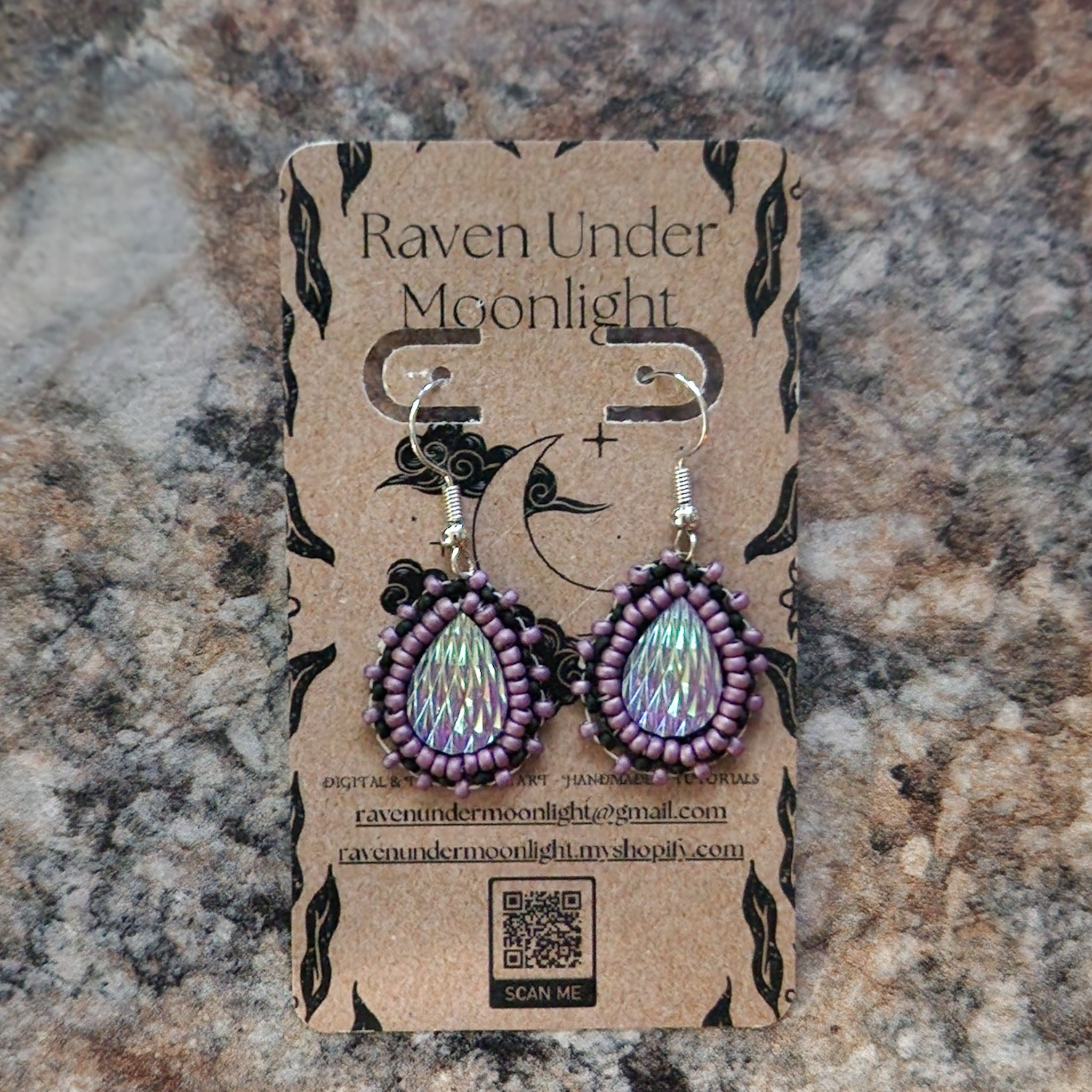 Medium Center Teardrop (Seed Beads)