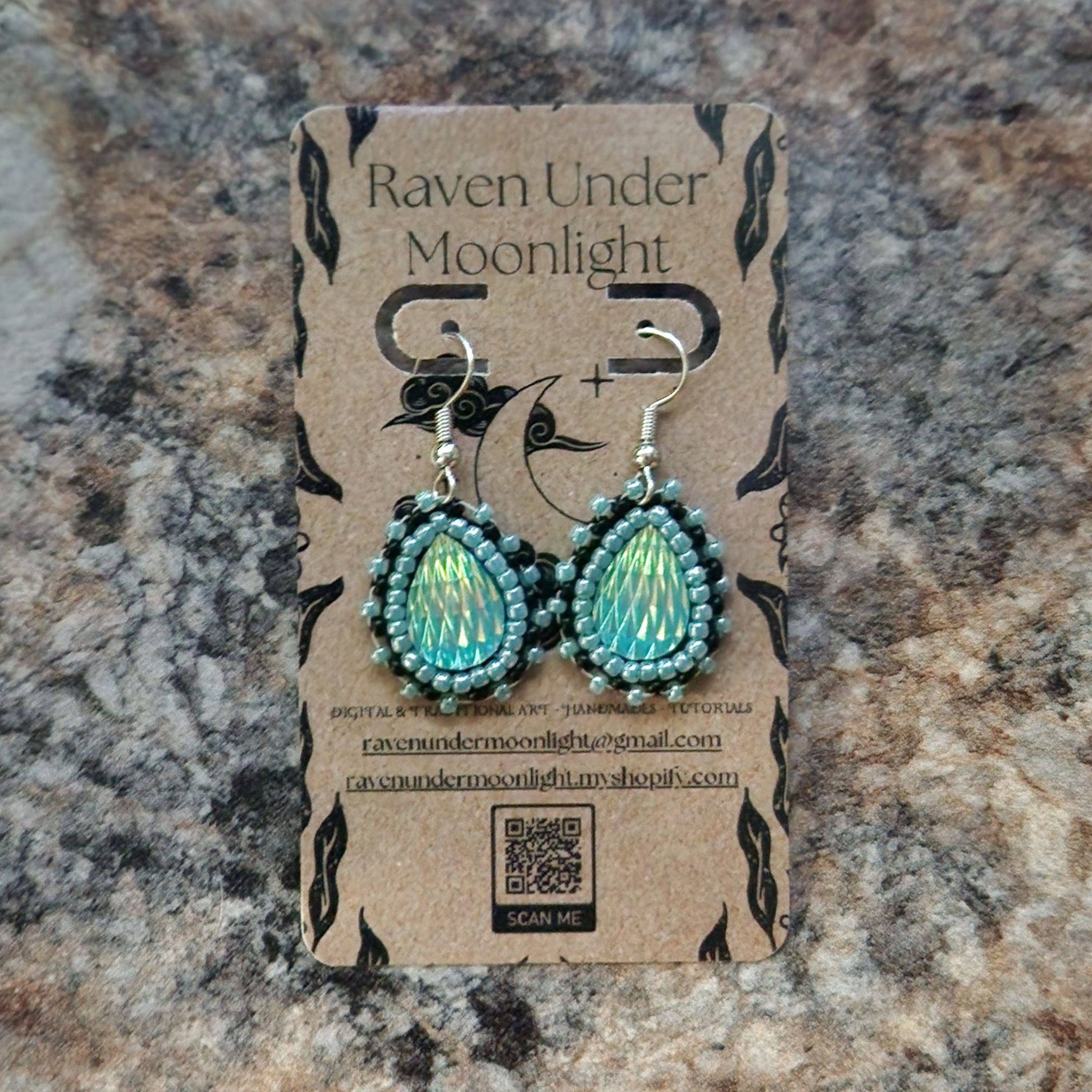 Medium Center Teardrop (Seed Beads)